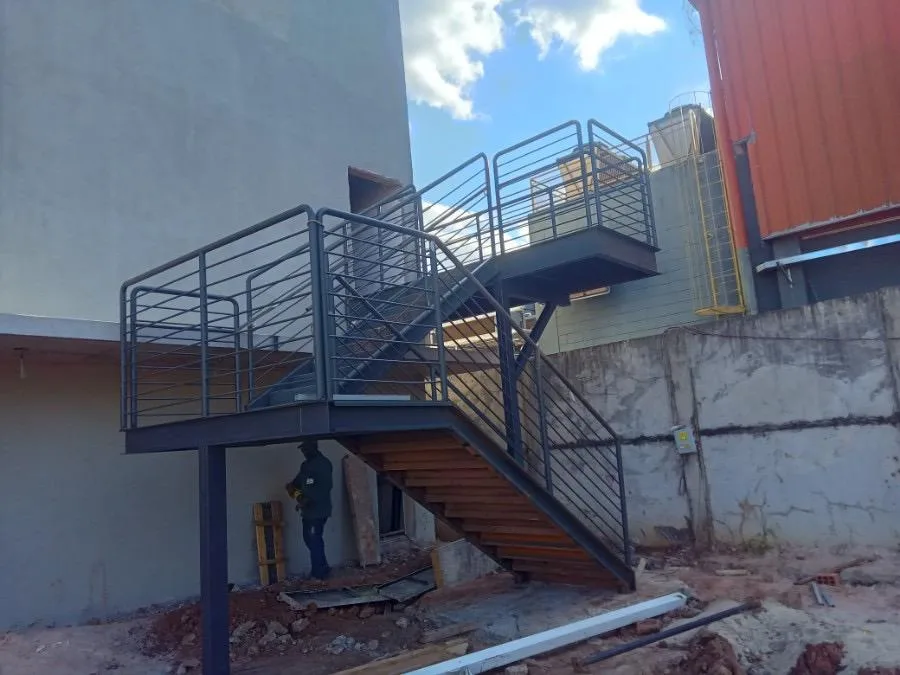 escadas metálicas e acessibilidade