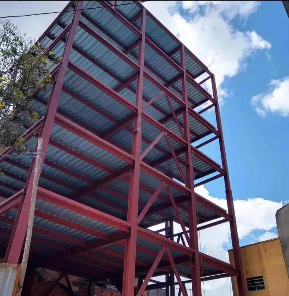prédios comerciais metálicos e tecnologia